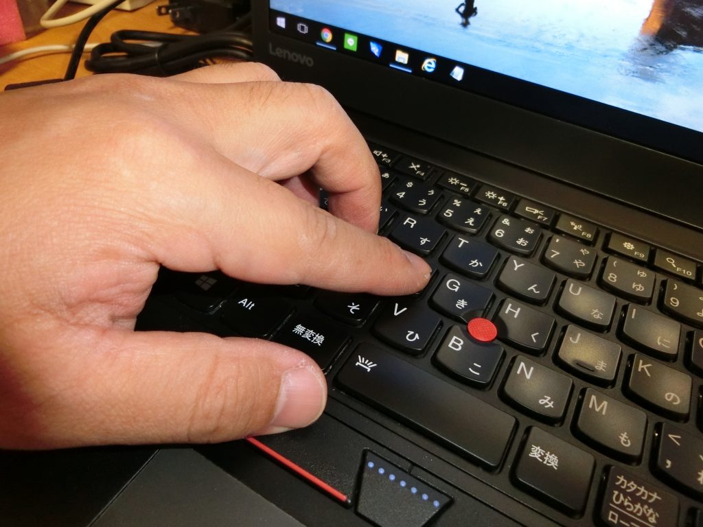 ノートパソコンのキーボードに付いた手垢をキレイさっぱり落とす