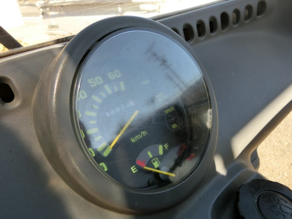 ジャイロキャノピー　ボロボロで曇ったスピードメーターのレンズを磨く