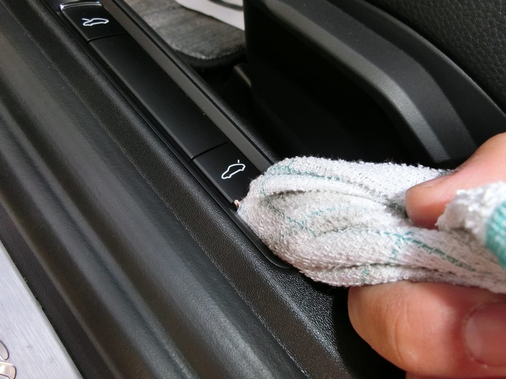 ポルシェケイマン　車内簡易清掃、P113で手あか汚れやホコリを取り除く