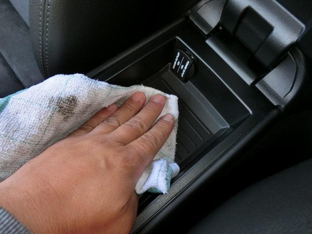 ポルシェケイマン　車内簡易清掃、P113で手あか汚れやホコリを取り除く