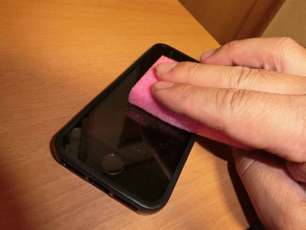 手垢ベタベタのスマートフォン画面を磨く