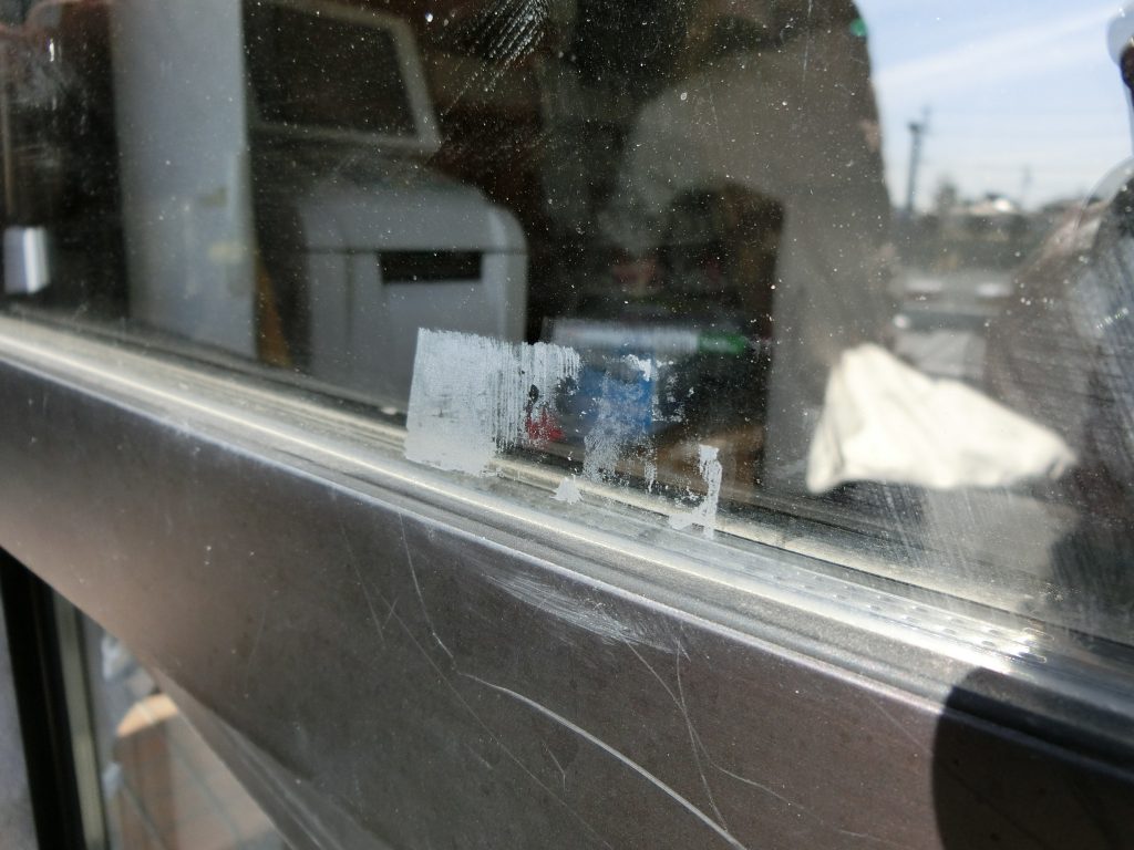 窓ガラスをキズ付けずにセロハンテープやステッカーの頑固な糊をキレイに剥がす