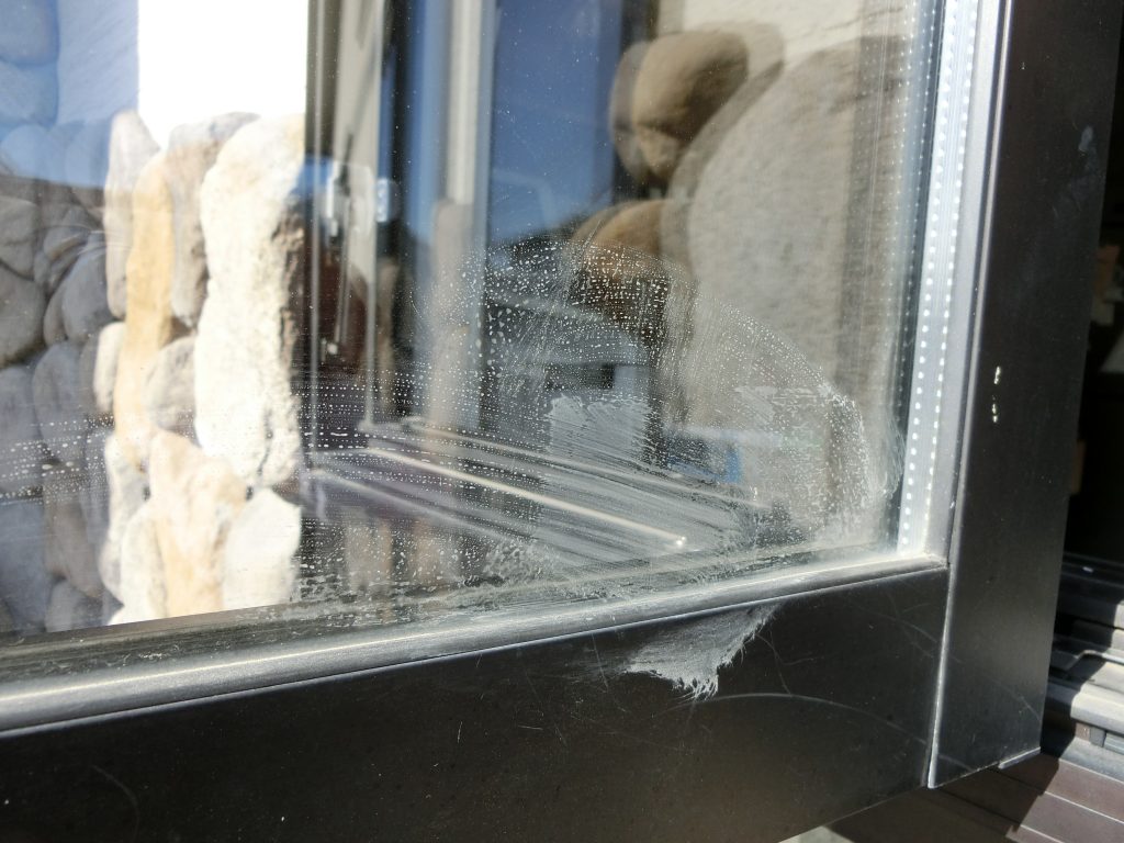 窓ガラスをキズ付けずにセロハンテープやステッカーの頑固な糊をキレイに剥がす