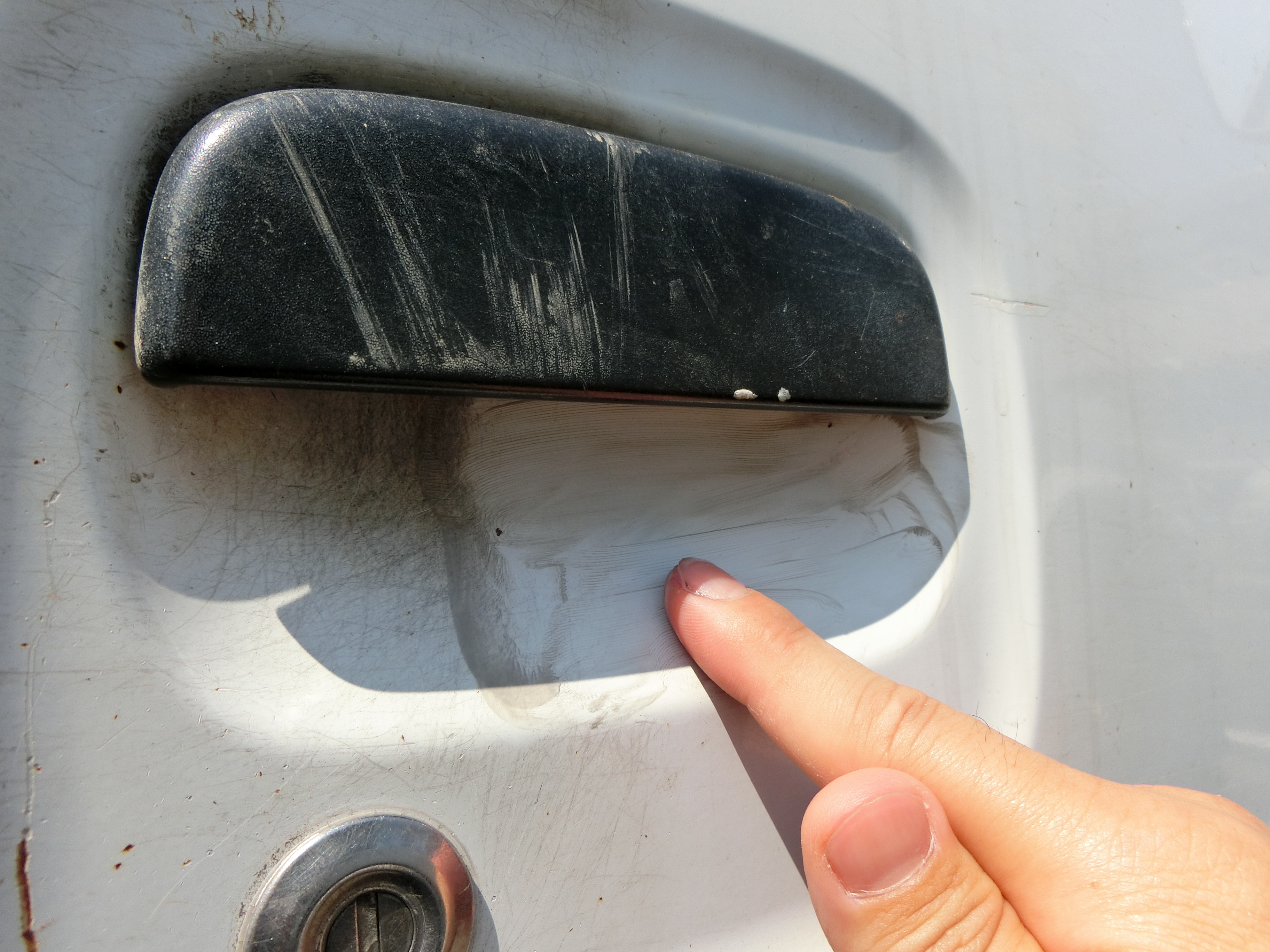 車のボディやドアノブについた薄い傷を目立たなくしたいと考えています ちなみに付属のスポンジだけでなく 極少量を指の腹で塗り込むような使い方はやめた方が良いですか 齊藤 美装